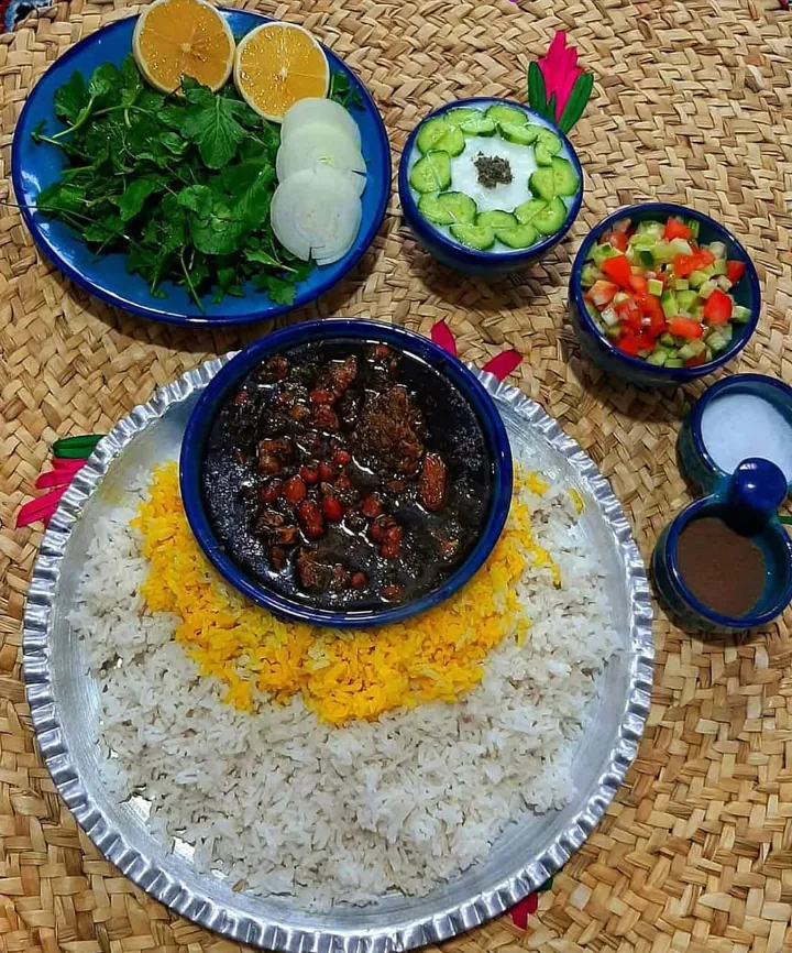 Ghormeh Sabzi mit Safranreis und frischen Beilagen