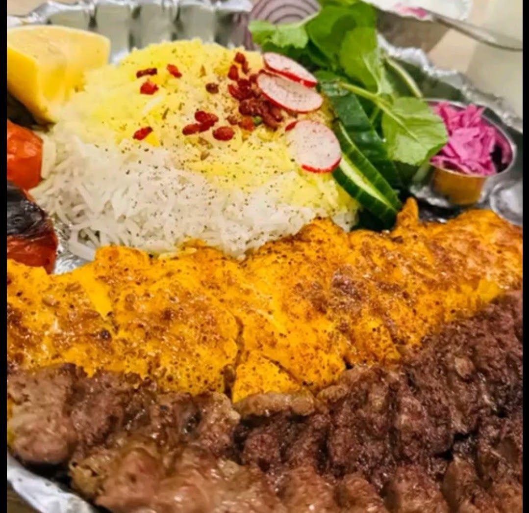 Gemischte persische Grillplatte mit Reis und Kräutern